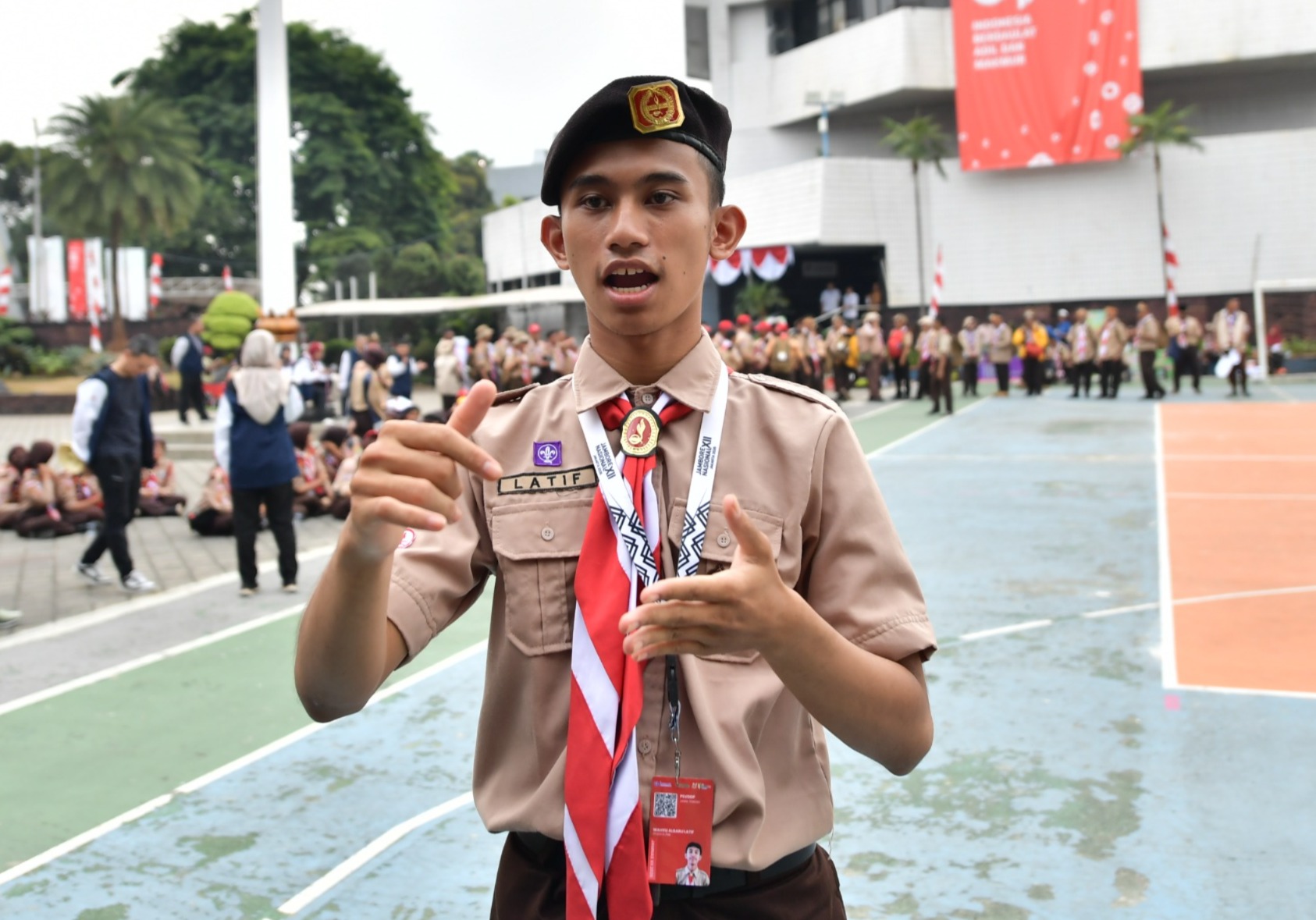 Latif, anggota Pramuka berkebutuhan khusus asal SLB Negeri Banjarnegara, Jawa Tengah, yang mengikuti Jambore Nasional XII, menunjukkan bahwa semangat belajar, berkarya, dan berolahraga tidak mengenal batas. (dok/Kemenpora)