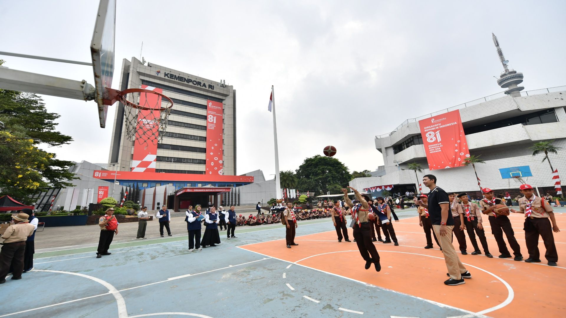 Peserta Jambore Nasional XII Tahun 2026 mengikuti kegiatan wisata edukasi di Kemenpora RI, Jakarta. Kegiatan ini menjadi bagian dari rangkaian Jamnas XII yang berlangsung di Bumi Perkemahan dan Graha Wisata (Buperta) Pramuka. (foto: Bagus/Kemenpora)