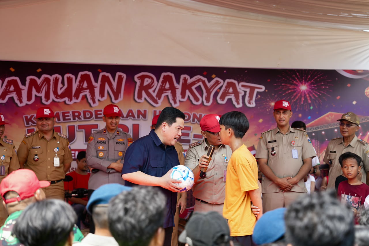Menpora Erick Bagikan Sembako dan Alat Olahraga kepada Warga Cakung