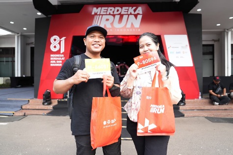 Ajang lari Merdeka Run 2026 membuat pasangan suami istri asal Semarang, Jawa Tengah, Rianto (45) dan Vaneza (30), rela mengambil jatah cuti kerja. (foto: Herry/kemenpora.go.id)