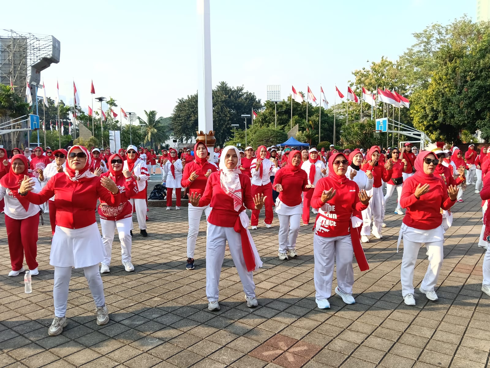 Kementerian Pemuda dan Olahraga (Kemenpora) RI berkolaborasi dengan Perkumpulan Olahraga Tarian Baris Indonesia (POTBI) menggelar kegiatan Rabu Bugar di halaman Kemenpora, Jakarta, (foto: dok/Kemenpora)