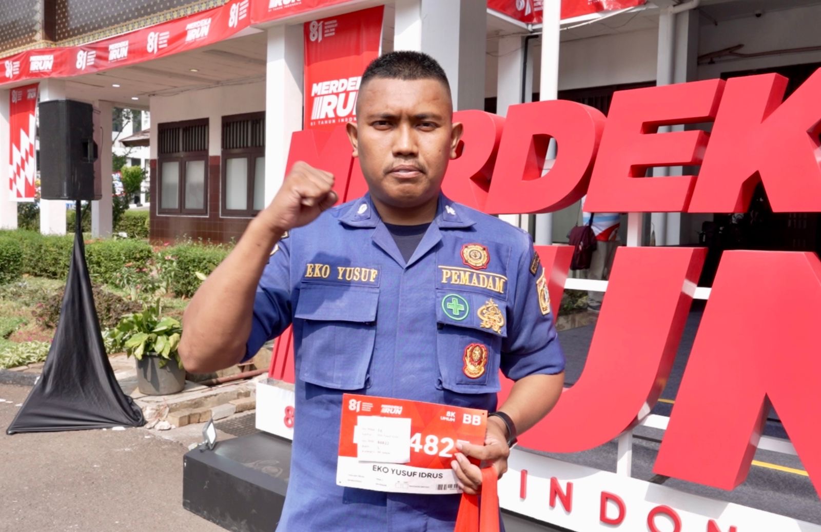 Ada pemandangan menarik di tengah peserta Merdeka Run 2026. Eko Yusuf, pegawai Pemadam Kebakaran DKI Jakarta, tampil mengenakan seragam dinas saat mengambil Race Pack Collection (RPC) di Wisma Serbaguna, Senayan, Jakarta, (foto: dok/Kemenpora)