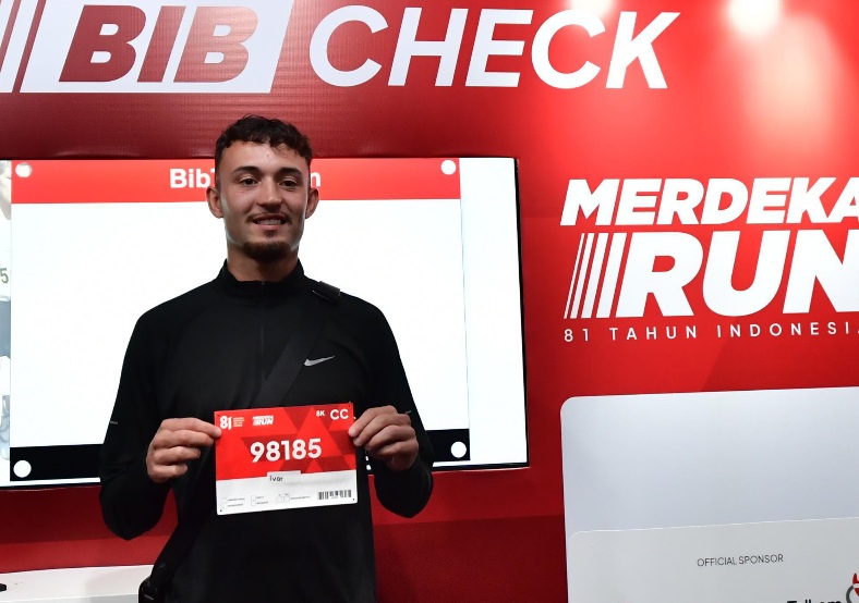 Gelandang Tim Nasional Indonesia, Ivar Jenner akan hadir dalam Merdeka Run 2026. Hal tersebut disampaikan Ivar usai mengambil racepack Merdeka Run 2026 di Wisma Serbaguna GBK, Jakarta, Jumat (28/8).(Foto:bagus/kemenpora.go.id)