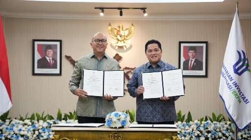 Menpora Erick Thohir bersama Menteri Investasi dan Hilirisasi/Kepala BKPM Rosan Roeslani melakukan MoU di Kantor Pusat Kementerian Investasi dan Hilirisasi/BKPM, Jalan Gatot Subroto Nomor 44, Jakarta Selatan. (foto:Raiky/kemenpora.go.id)