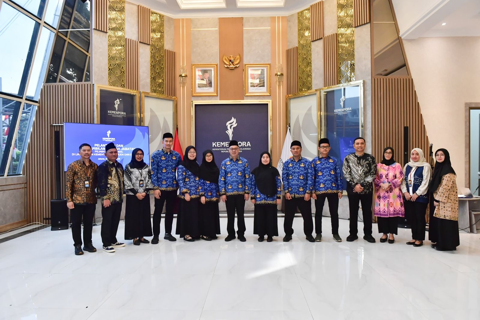 Sekretaris Kementerian Pemuda dan Olahraga (Sesmenpora) melantik dan mengambil sumpah enam pejabat melalui perpindahan dari jabatan fungsional di lingkungan Kemenpora. (foto: dok/Kemenpora)