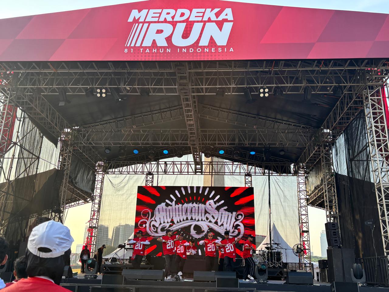 Suasana Merdeka Run 2026 semakin meriah dengan penampilan grup musik Moluccan Soul yang menghibur para runners setelah menyelesaikan perlombaan di kawasan Monumen Nasional (Monas), Jakarta, (foto: dok/Kemenpora)