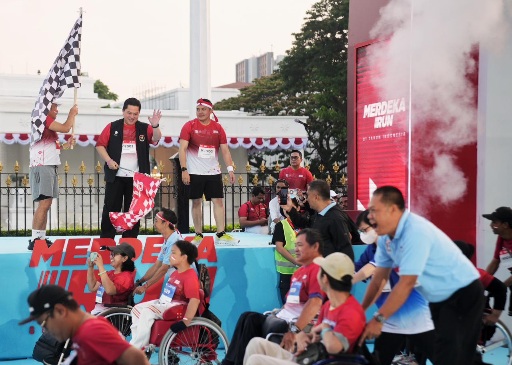 Menpora RI Erick Thohir bersama Menteri Sekretaris Negara (Mensesneg), Prasetyo Hadi dan Sekretaris Kabinet (Seskab), Teddy Indra Wijaya melepas 12 ribu peserta ajang lari Merdeka Run 2026.(foto:raiky/kemenpora.go.id)