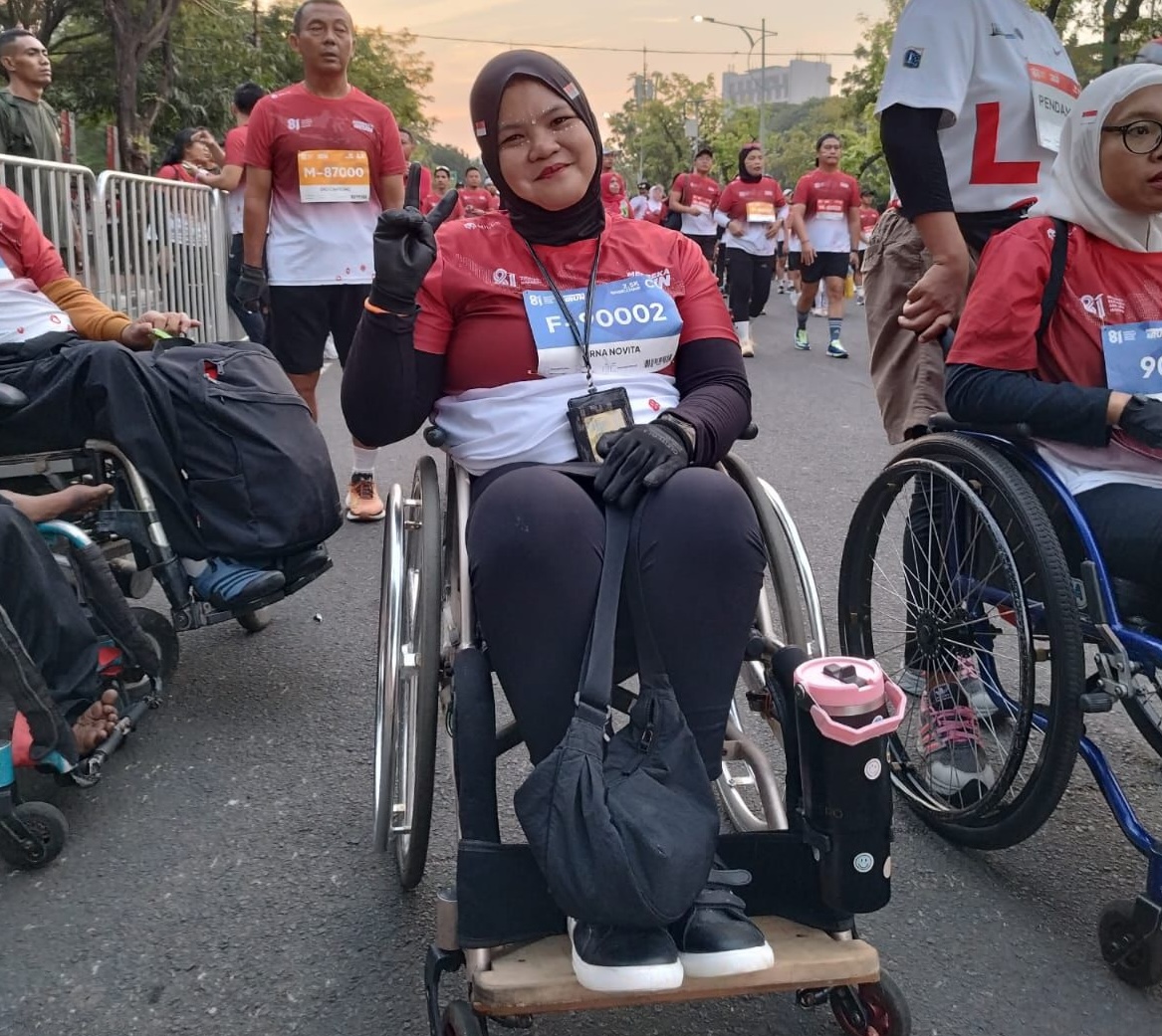 Ajang lari Merdeka Run 2026 yang digelar Sabtu (29/8) turut diramaikan peserta dari kalangan disabilitas. Salah satunya Novi, warga Jakarta Timur, yang mengikuti kategori kursi roda (wheelchair). (foto: Beni/Kemenpora)