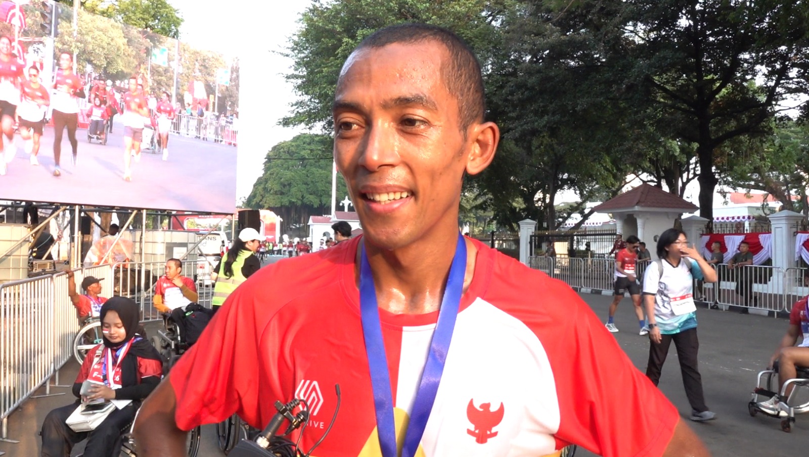 Usia bukan alasan berhenti berkompetisi. Hal itu dibuktikan Agus Prayogo, pelari kategori master yang tampil di Merdeka Run 2026. Agus berhasil mencatat season best pada nomor 5 kilometer dengan torehan waktu 15 menit 41 detik. (foto: Surya/Kemenpora)