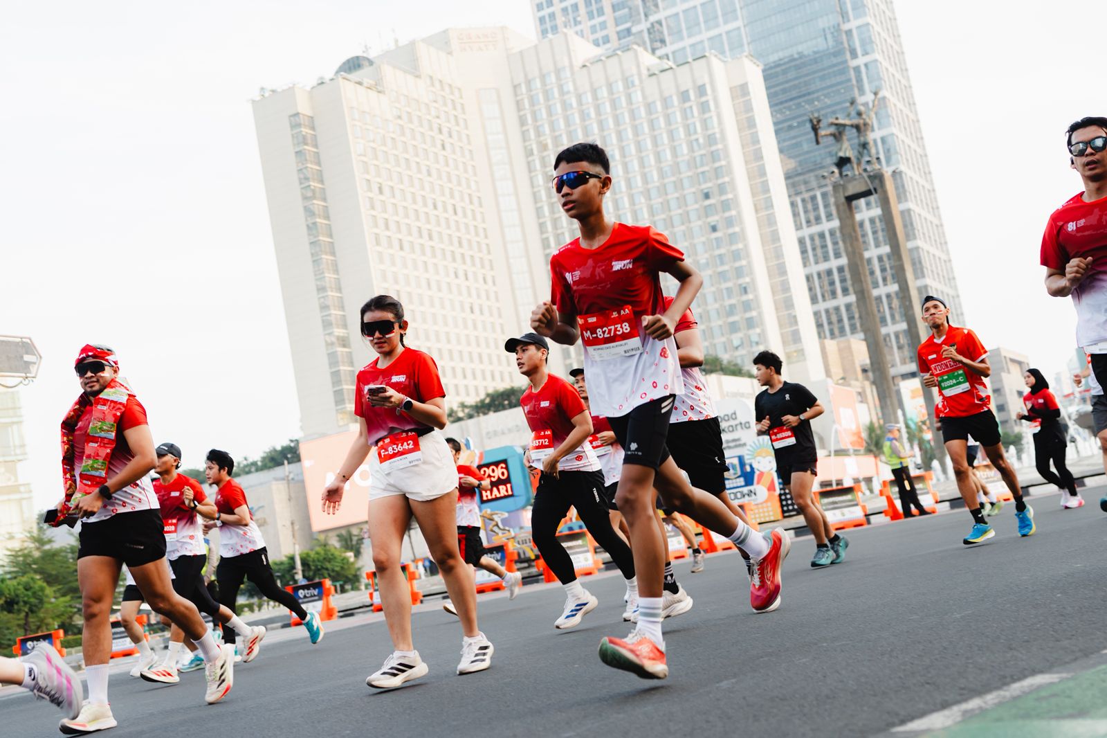 Ribuan pelari dari berbagai komunitas turut memadati rute Merdeka Run 2026 yang start dari Istana Merdeka, Jakarta. (foto: dok/Kemenpora)
