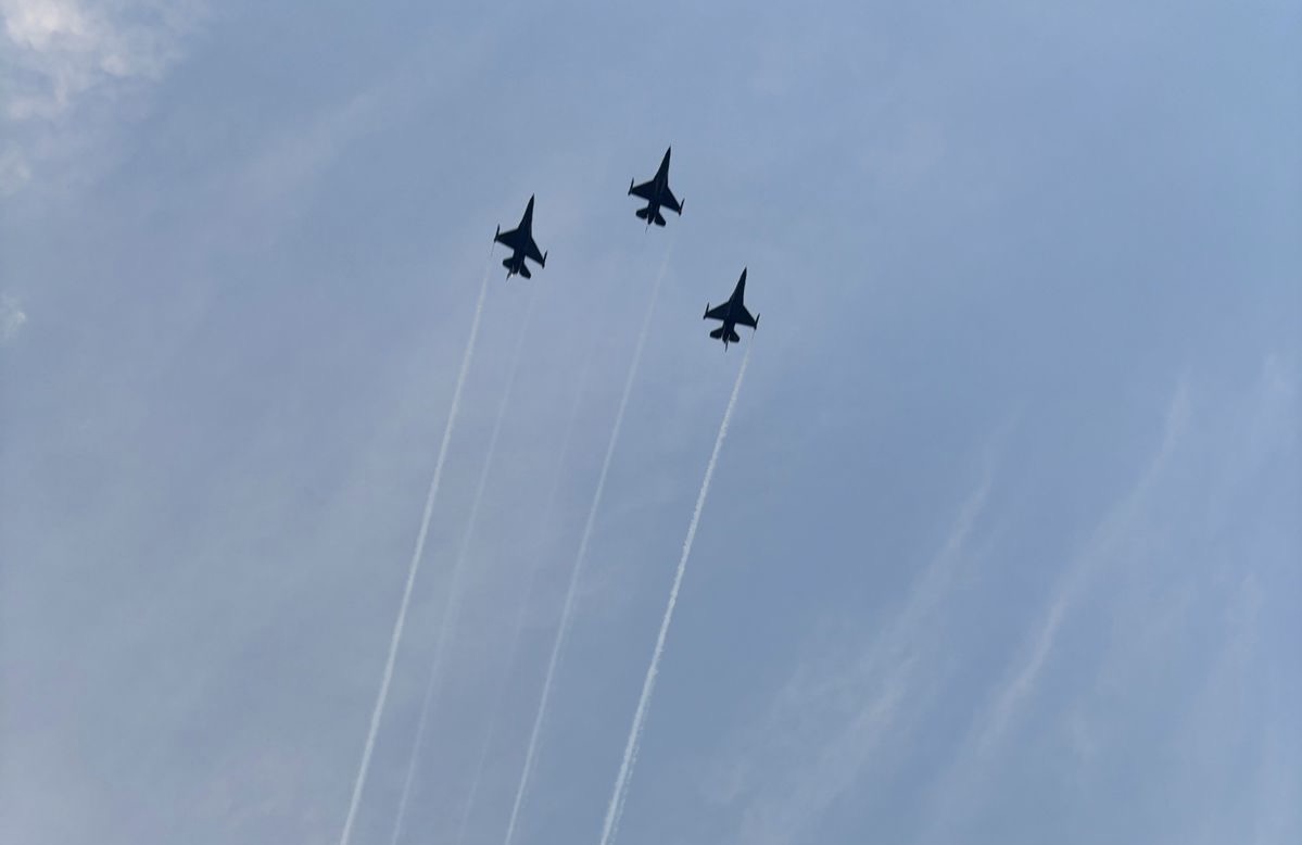 Suasana Merdeka Run 2026 semakin semarak dengan kehadiran tiga pesawat tempur F-16 yang turut ambil bagian dalam rangkaian kegiatan di kawasan Istana Merdeka, Jakarta. (foto: dok/Kemenpora)
