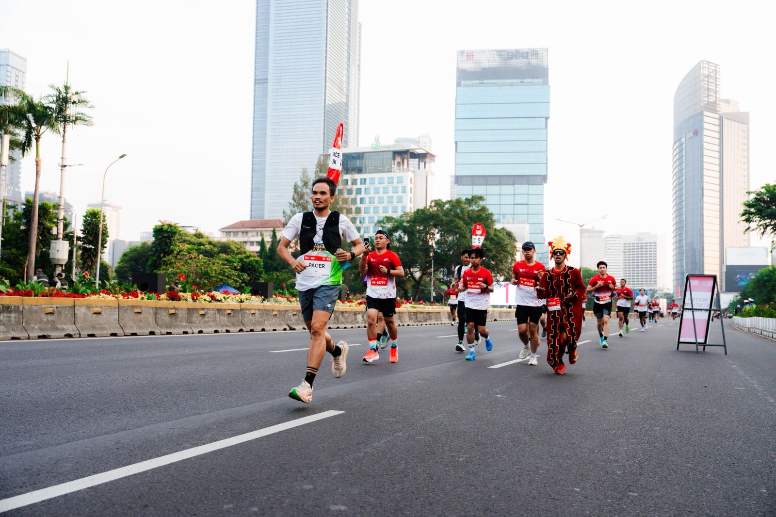 Pacer biasanya mudah dikenali lewat balon atau plakat bertuliskan target waktu yang mereka bawa selama berlari. (foto: dok/Kemenpora)