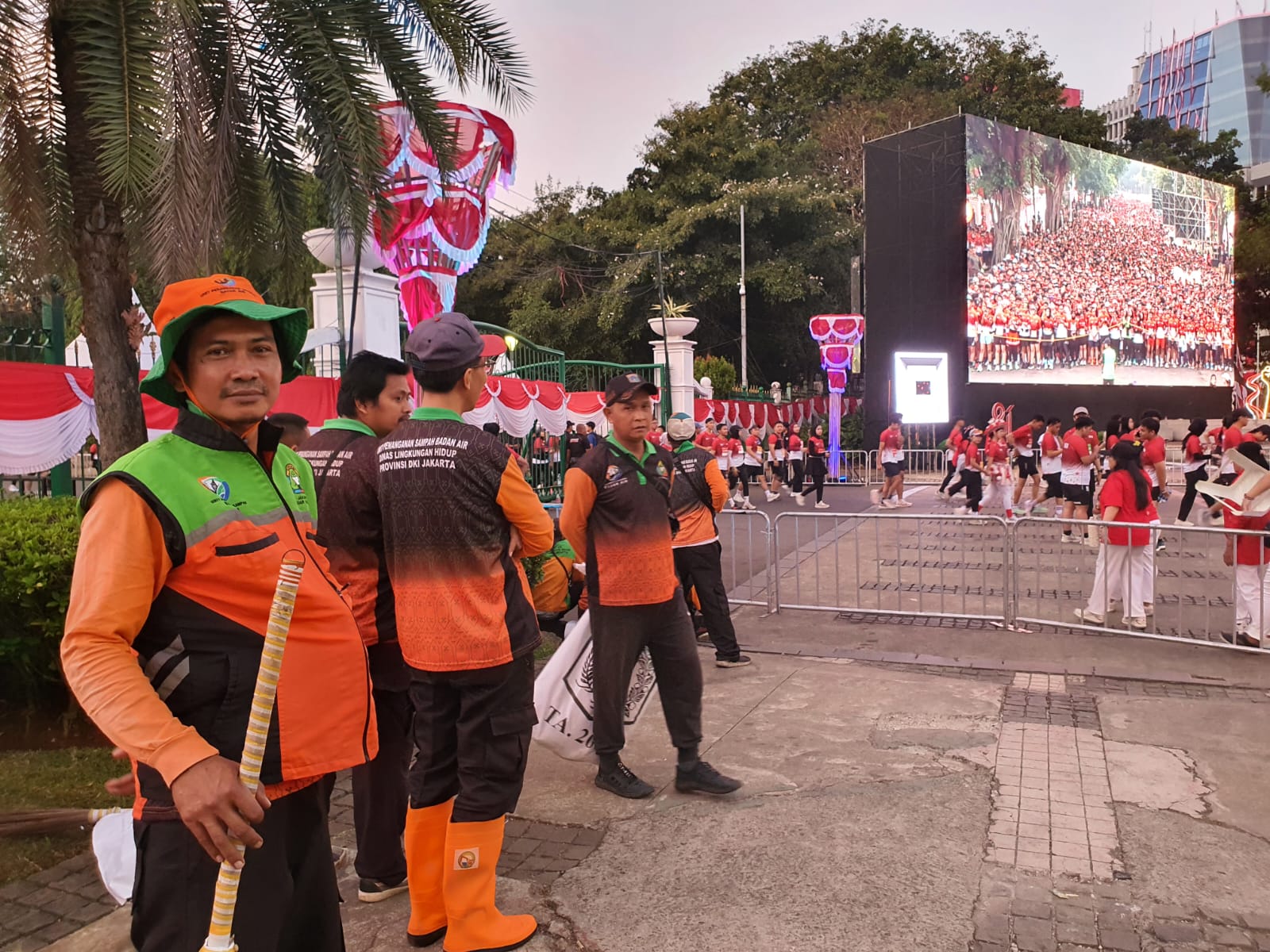 Ajang Merdeka Run 2026 mendapat apresiasi dari petugas Unit Penanganan Sampah Dinas Lingkungan Hidup DKI Jakarta. Mereka menilai para peserta peduli dengan kebersihan sampah.(foto:amar/kemenpora.go.id)