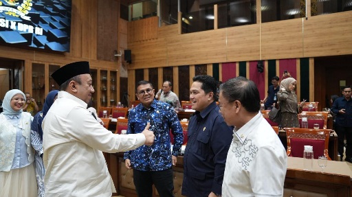 Menpora RI Erick Thohir, memaparkan arah kebijakan strategis, kinerja anggaran, hingga target prestasi olahraga dalam raker bersama Komisi X DPR RI di Kompleks Parlemen, Senayan, Jakarta, Senin (31/8). (foto:raiky/kemenpora go.id)