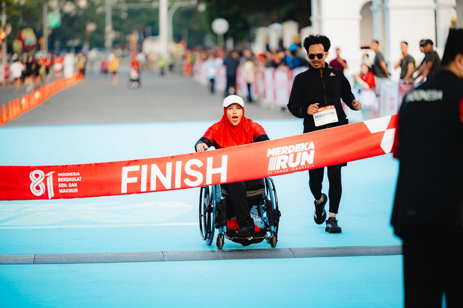 Merdeka Run 2026 berlangsung meriah dengan persaingan para pelari dari berbagai kategori. Setelah menyelesaikan lintasan, peserta dengan catatan terbaik berhasil meraih podium dalam ajang lari yang digelar di kawasan Monas, Jakarta. (foto: dok/Kemenpora)
