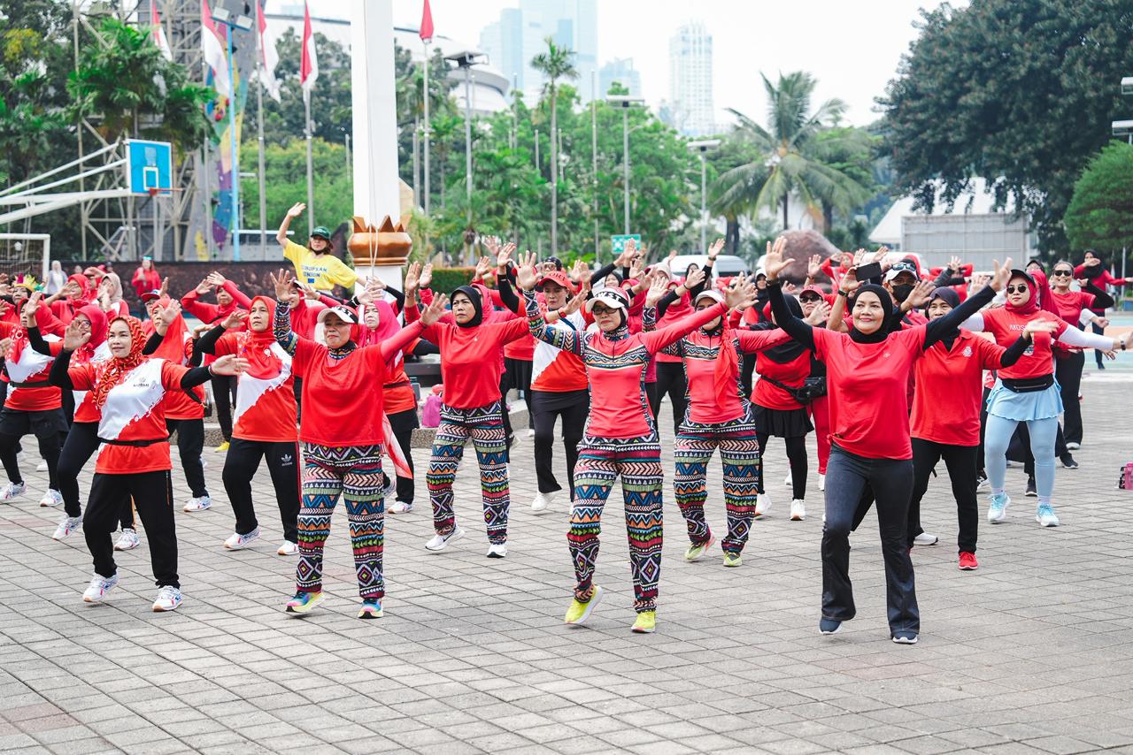 Kemenpora RI mengajak masyarakat membiasakan hidup aktif dengan rutin berolahraga. Tak perlu aktivitas berat, berjalan kaki bersama keluarga pun dinilai sudah menjadi langkah sederhana untuk menjaga kebugaran. (foto: andre/Kemenpora)
