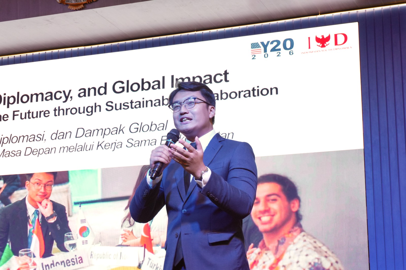 Saat banyak anak muda lebih akrab dengan isu viral di media sosial, Kenzie Sultan Ryvantya justru tertarik membicarakan pertahanan, keamanan, dan geopolitik.