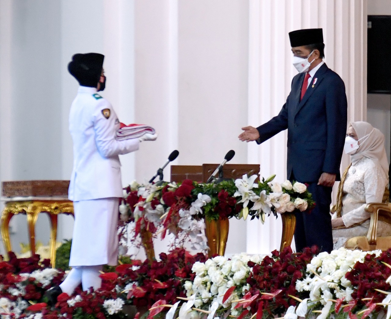 Pimpin Penurunan Bendera Merah Putih, Presiden Jokowi: Terima Kasih Semuanya Berjalan Lancar