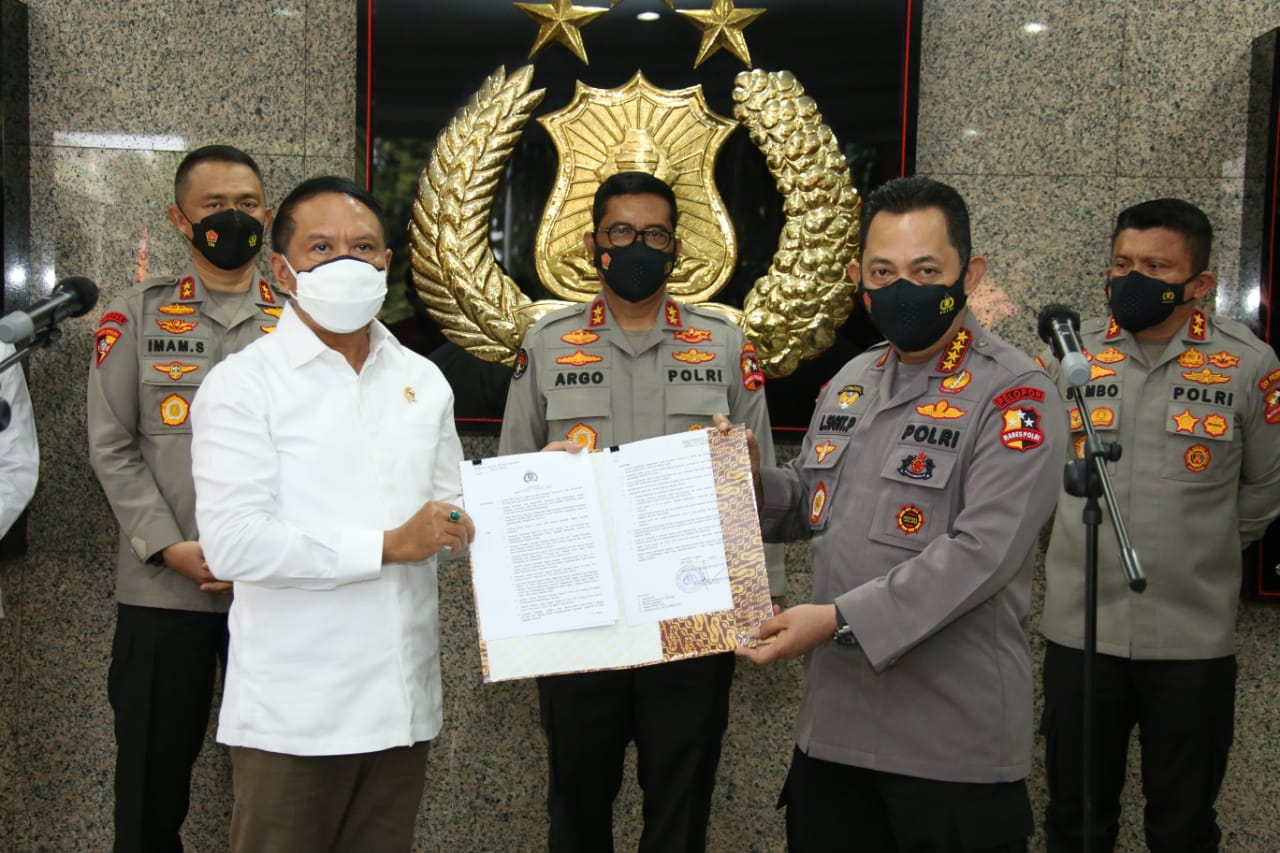 Diundang Kapolri, Menpora Amali Terima Izin Kompetisi Liga 1 dan Liga 2
