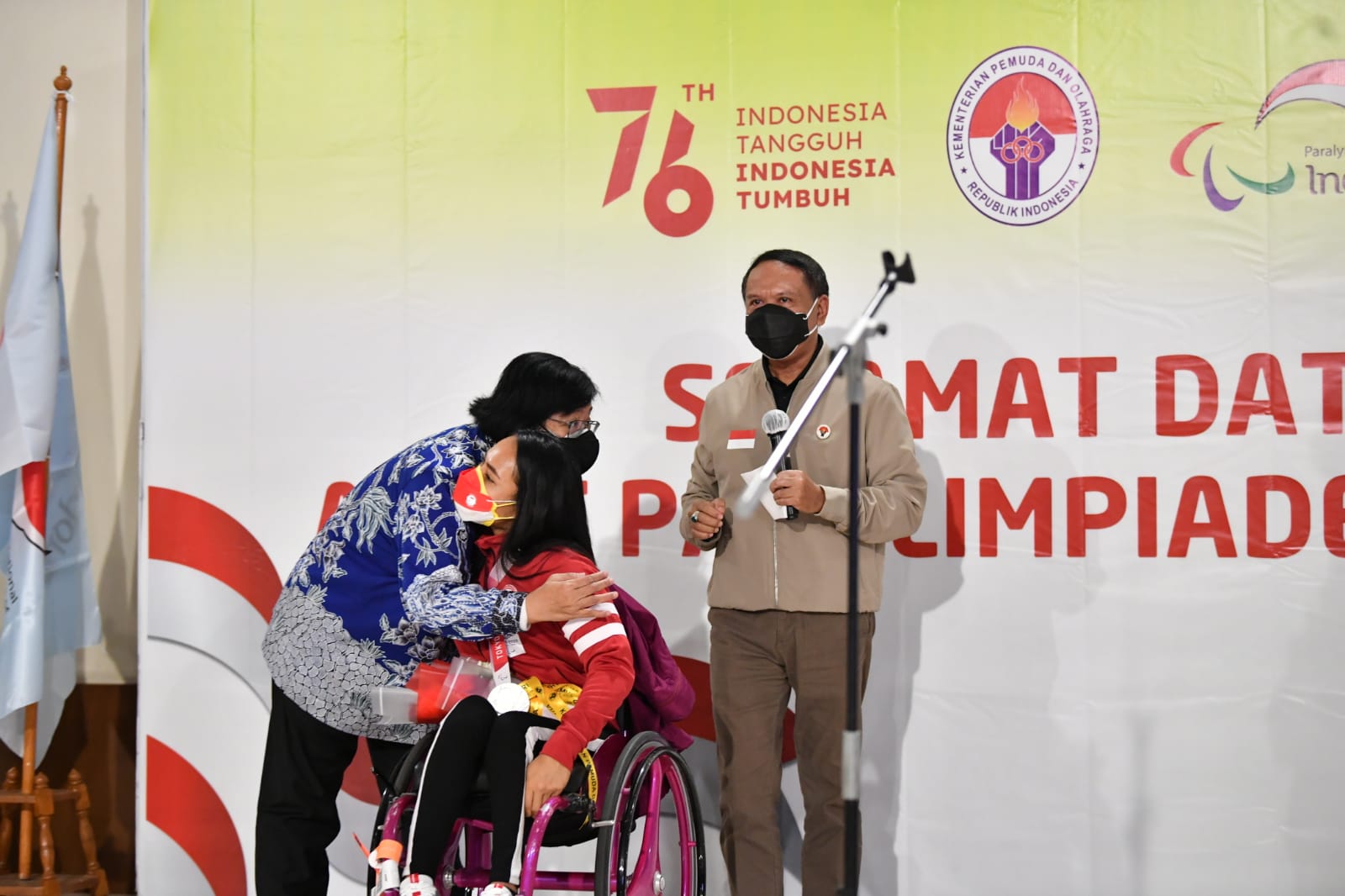 Menteri Lingkungan Hidup dan Kehutanan Peluk Ni Nengah, Menpora Amali: Prestasi Ini Adalah Kebanggaan Perempuan Indonesia