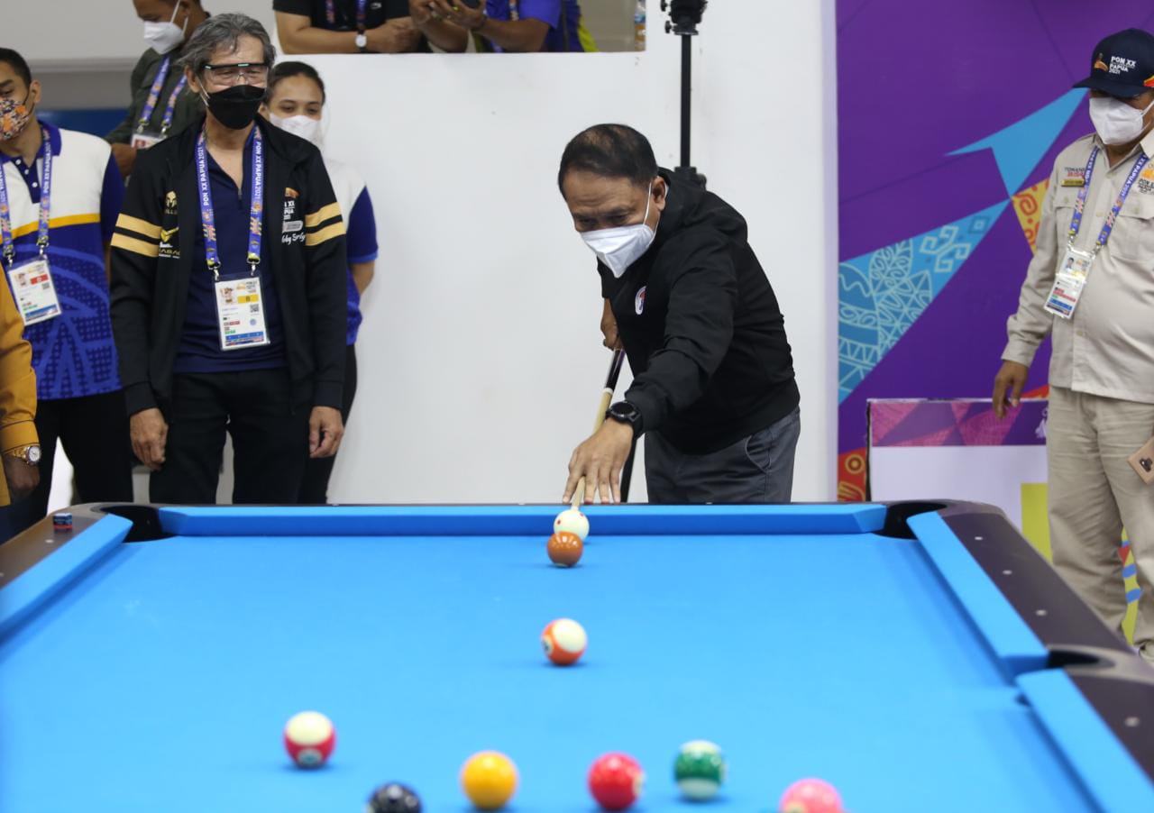 Tinjau Pertandingan Cabor Biliar PON XX di Timika, Menpora Amali Puji Kualitas Venue dan Coba Pukulan Break