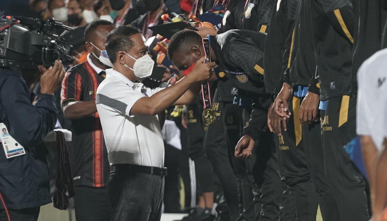 Papua Juara Cabor Sepak Bola PON XX, Menpora Amali Turun Kalungkan Medali