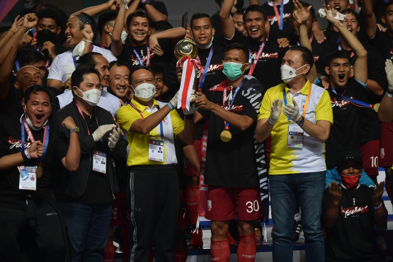 Menpora Amali Wakili Presiden RI Serahkan Trofi Juara Liga 2