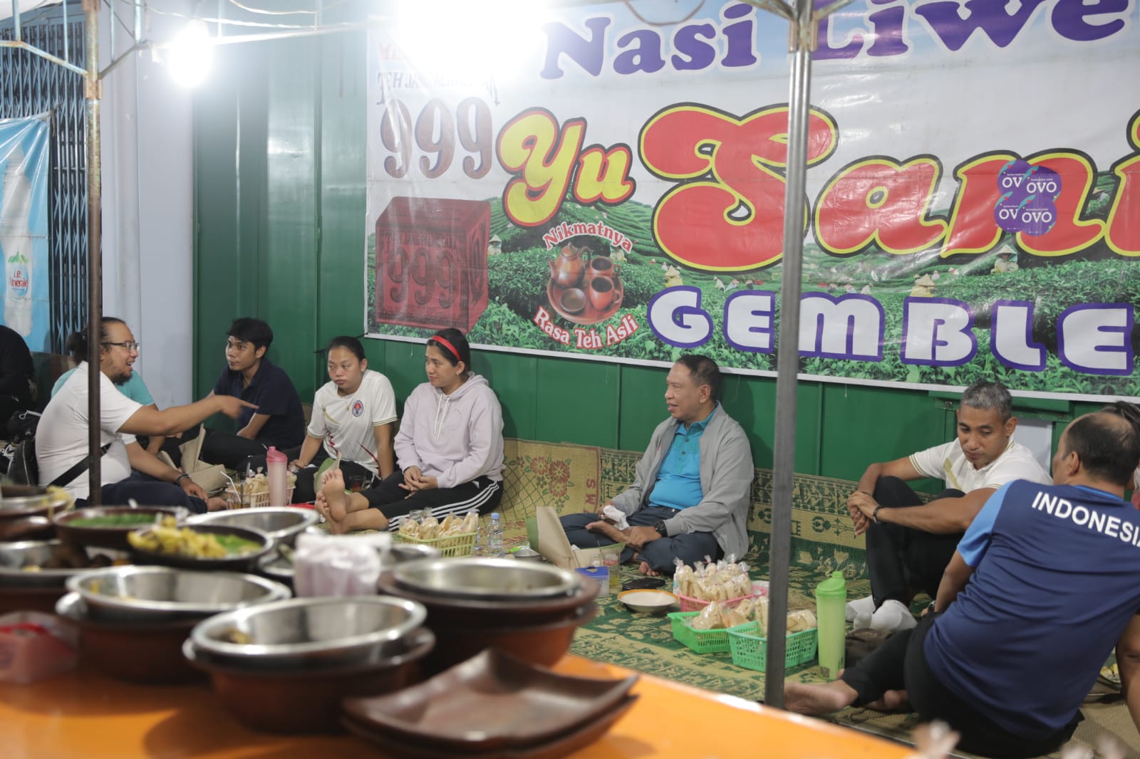 Keakraban Menpora Amali dengan Atlet Paralimpiade Makan Lesehan di Pinggir Jalan