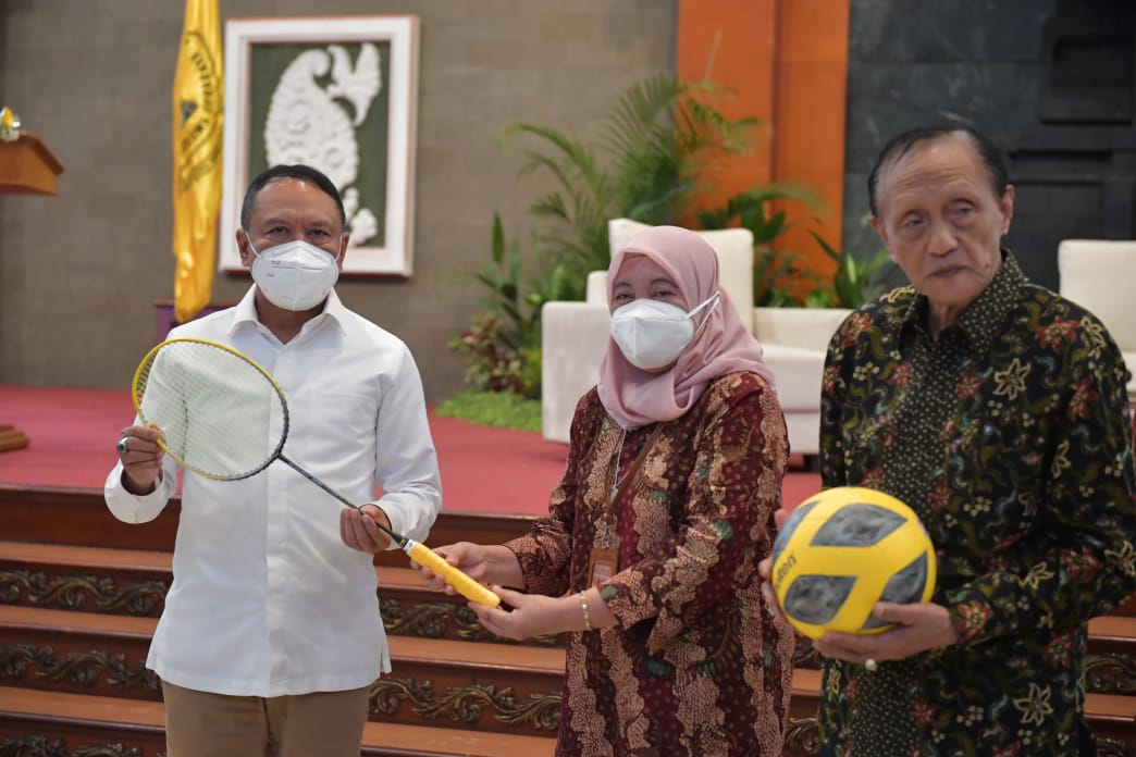Menko Airlangga Hartarto Bersama Menpora Amali Serahkan Bantuan Alat Olahraga di UWKS