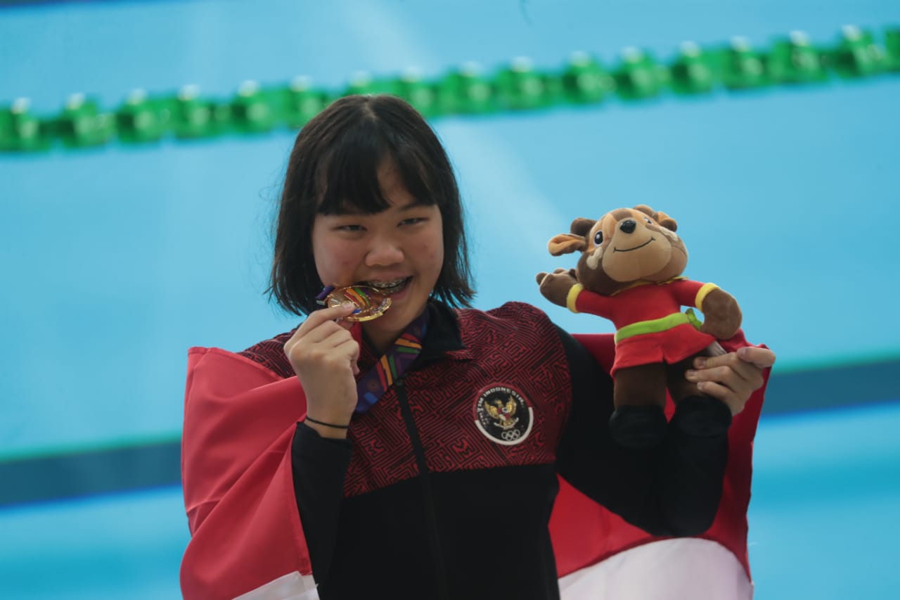 Bikin Kejutan Raih Emas di Nomor 100 Meter Gaya Punggung Putri, Flairene Candrea: Medali Ini untuk Indonesia
