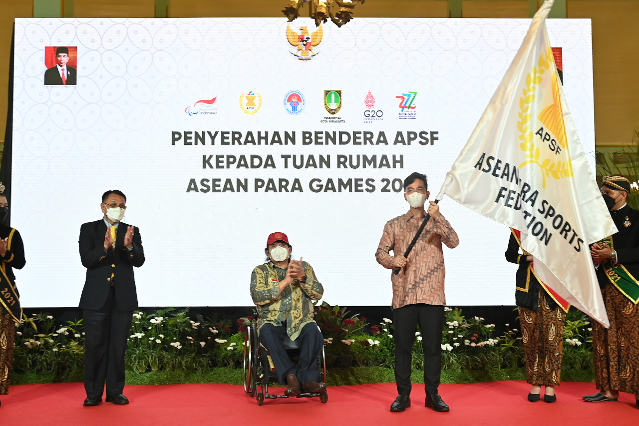 Siap Sambut Asean Para Games 2022, Bendera APSF Resmi Diserahkan Kepada Wali Kota Solo
