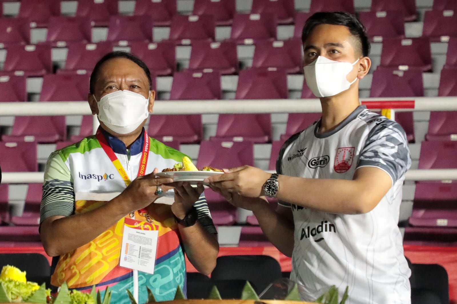 Menpora Amali dan Ketua INASPOC Tumpengan Bersama Para Pengisi Acara, Volunteer dan Tenaga Pendukung Asean Para Games Solo 2022