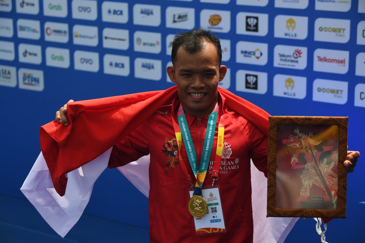 Sesuai Target, Aris Wibawa Jadi Penyumbang Emas Pertama Cabor Para Renang di Asean Para Games Solo 2022