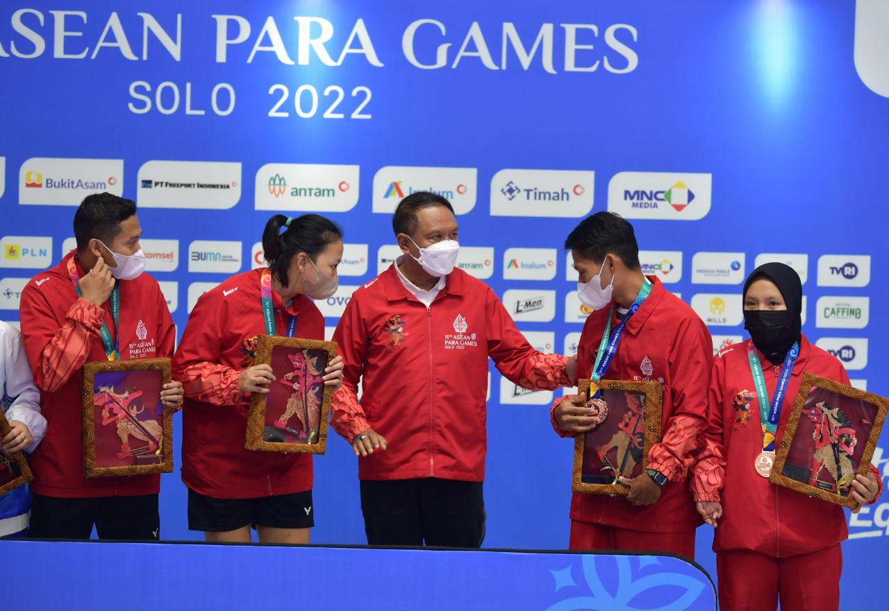 Serahkan Medali Cabor Para Bulutangkis, Menpora Amali Yakin Atlet Para Bulutangkis Indonesia Akan Banyak Lolos ke Paralimpiade