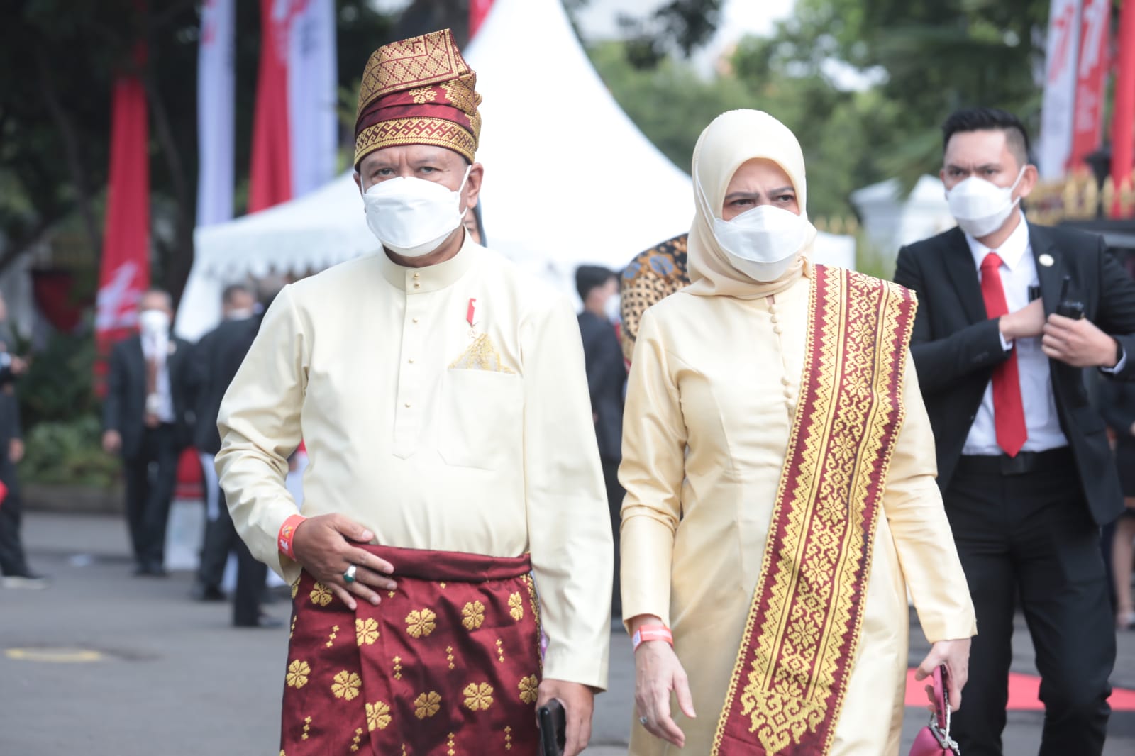 Ikuti Upacara HUT Ke-77 RI di Istana Merdeka, Menpora Amali Bersama Istri Kenakan Baju Adat Provinsi Riau