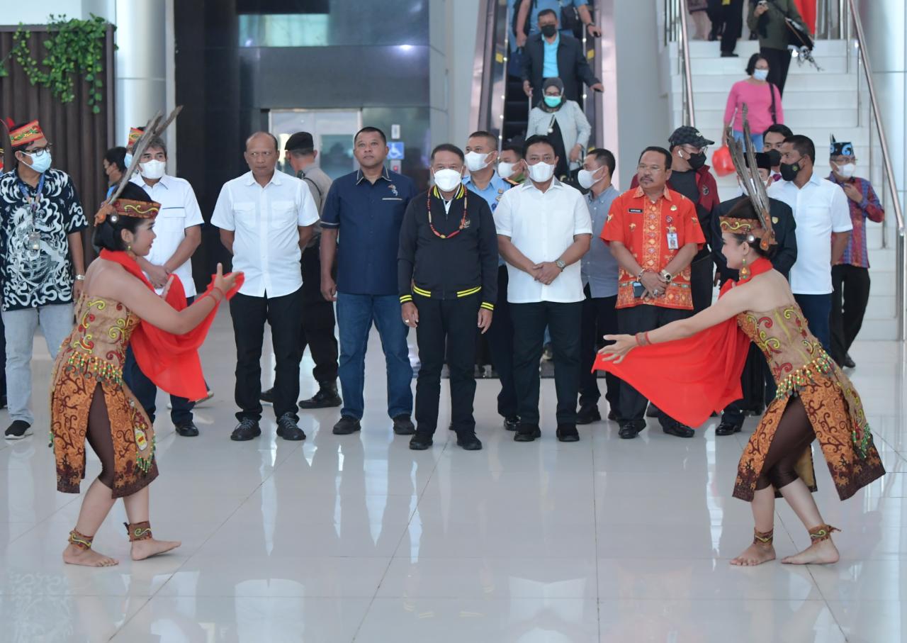 Tiba di Palangka Raya, Kalimantan Tengah Menpora Amali Disambut Tarian Selamat Datang