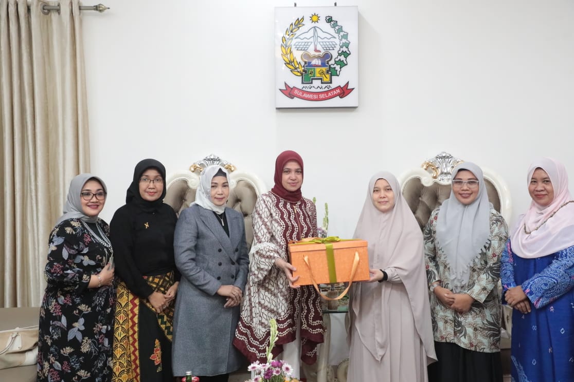 Tiba di Makassar, Penasihat DWP Kemenpora Disambut Hangat Ibu Gubernur Sulsel Naoemi Octarina