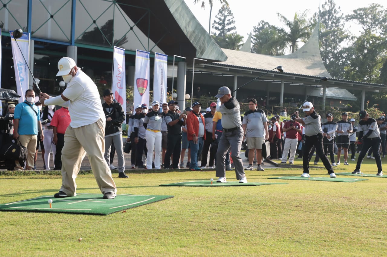 Menpora Amali Buka Turnamen Golf Fakultas Hukum Universitas Indonesia dengan Pemukulan Bola Asap