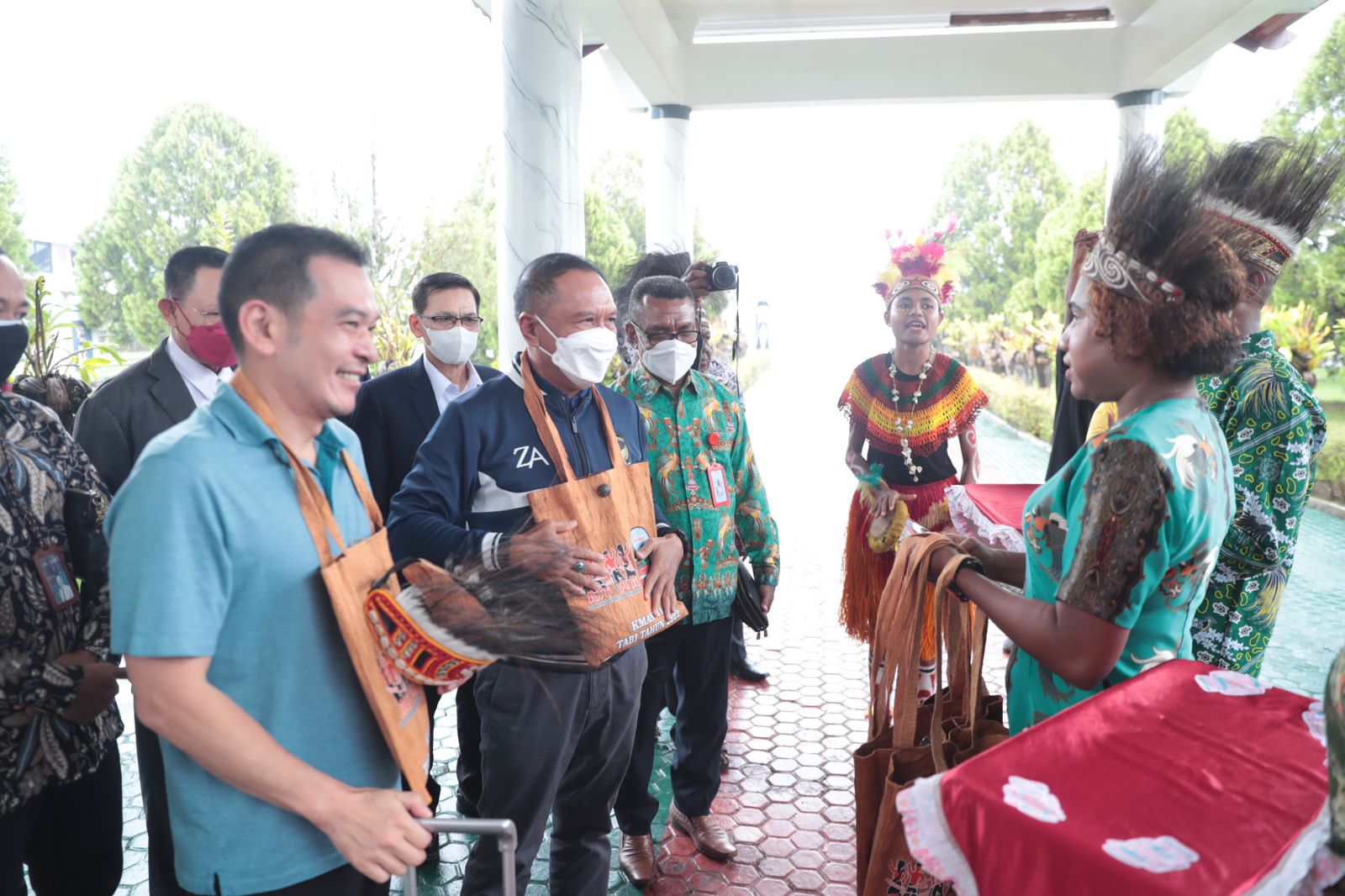 Lakukan Kunker di Papua, Menpora Amali Tiba di Bandara Internasional Sentani