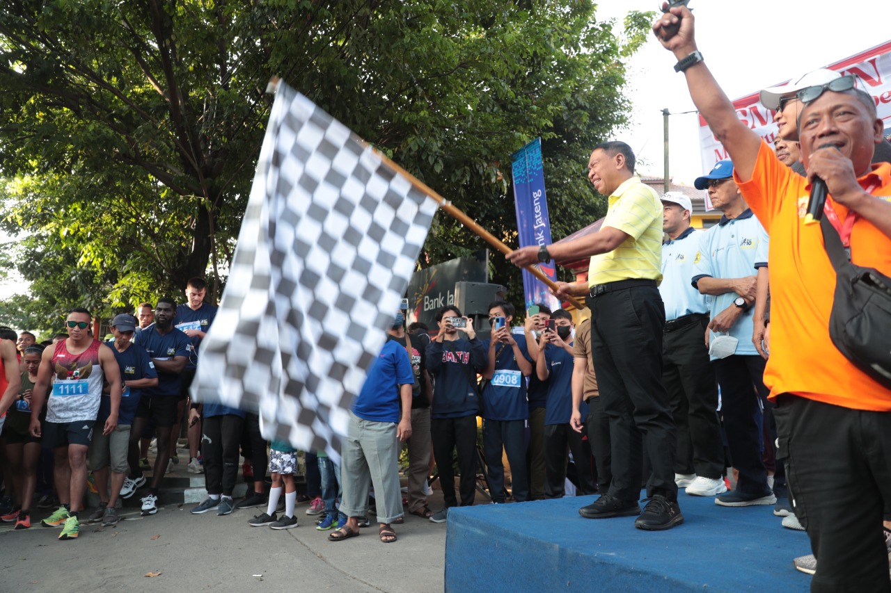 Menpora Amali Lepas Peserta Lomba Lari Marathon USM-SMN 10K di Semarang