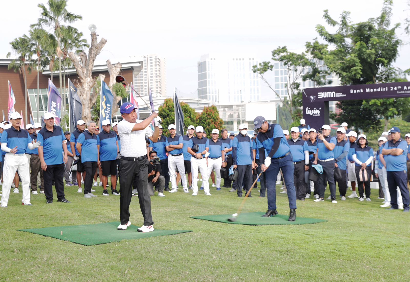 Pukul Bola Asap, Menpora Amali Resmi Buka Bank Mandiri 24th Anniversary Golf Tournament di Jakarta