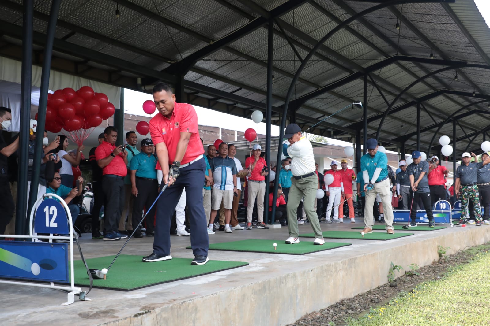 Menpora Amali Buka PWI Jatim Open Golf Tournament, Diawali dengan Pemukulan Bola Asap