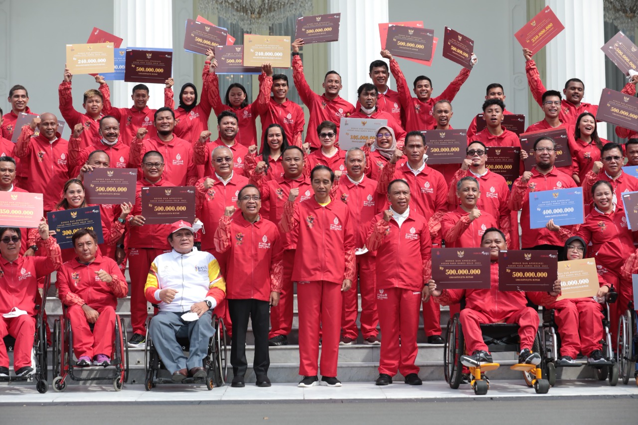 Presiden Jokowi Serahkan Bonus Apresiasi bagi Atlet ASEAN Para Games Ke-11