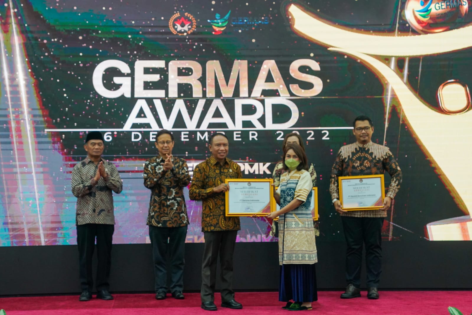 Menpora Amali Dampingi Menko PMK Serahkan Anugerah Germas Awards 2022