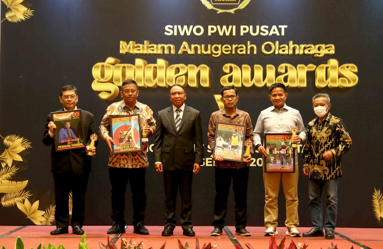 Hadir di Malam Anugerah Olahraga, Menpora Amali Serahkan Golden Award Siwo PWI Pusat Kategori Pembina dan Penggerak Olahraga