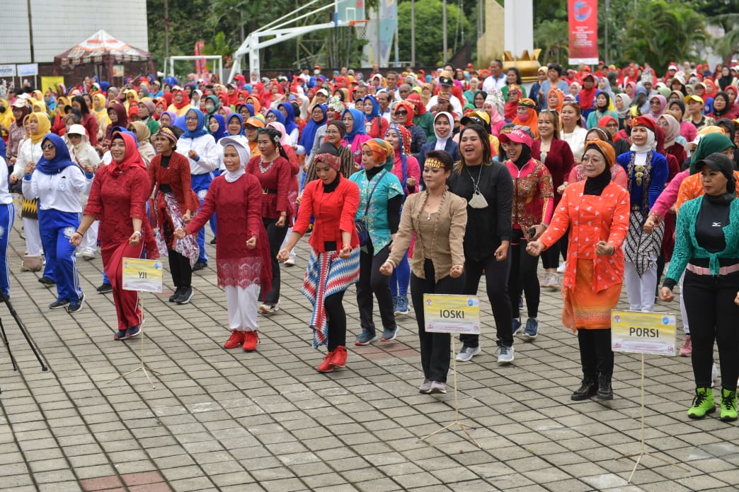 Peringati Hari Ibu ke-94, Ratusan Peserta Senam Hari Krida Kemenpora Pakai Baju Senam dengan Variasi Kebaya