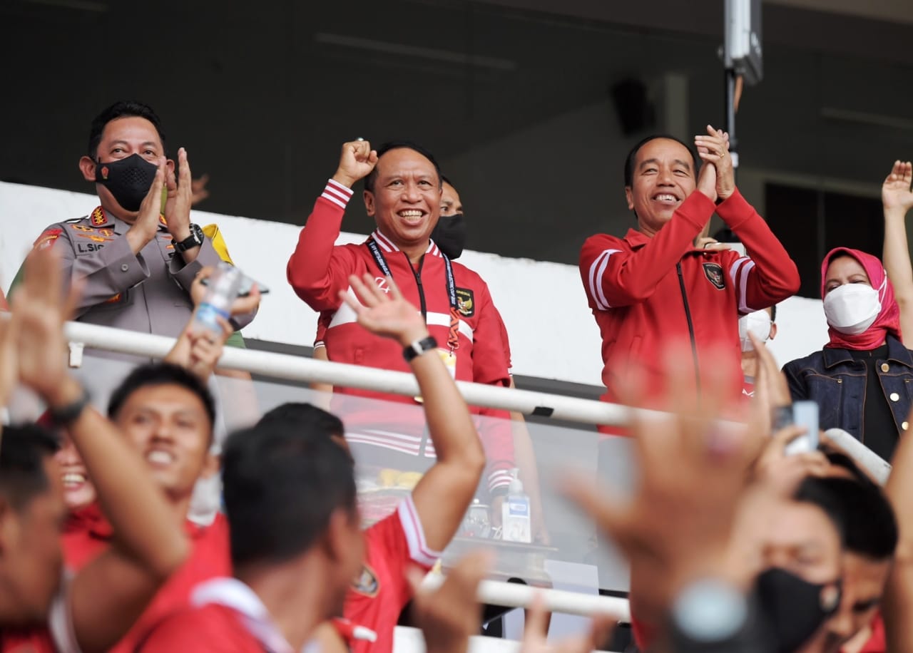 Menpora Amali Dampingi Presiden Jokowi Tonton Laga Timnas Indonesia Lawan Kamboja dari Tribun Timur Stadion GBK