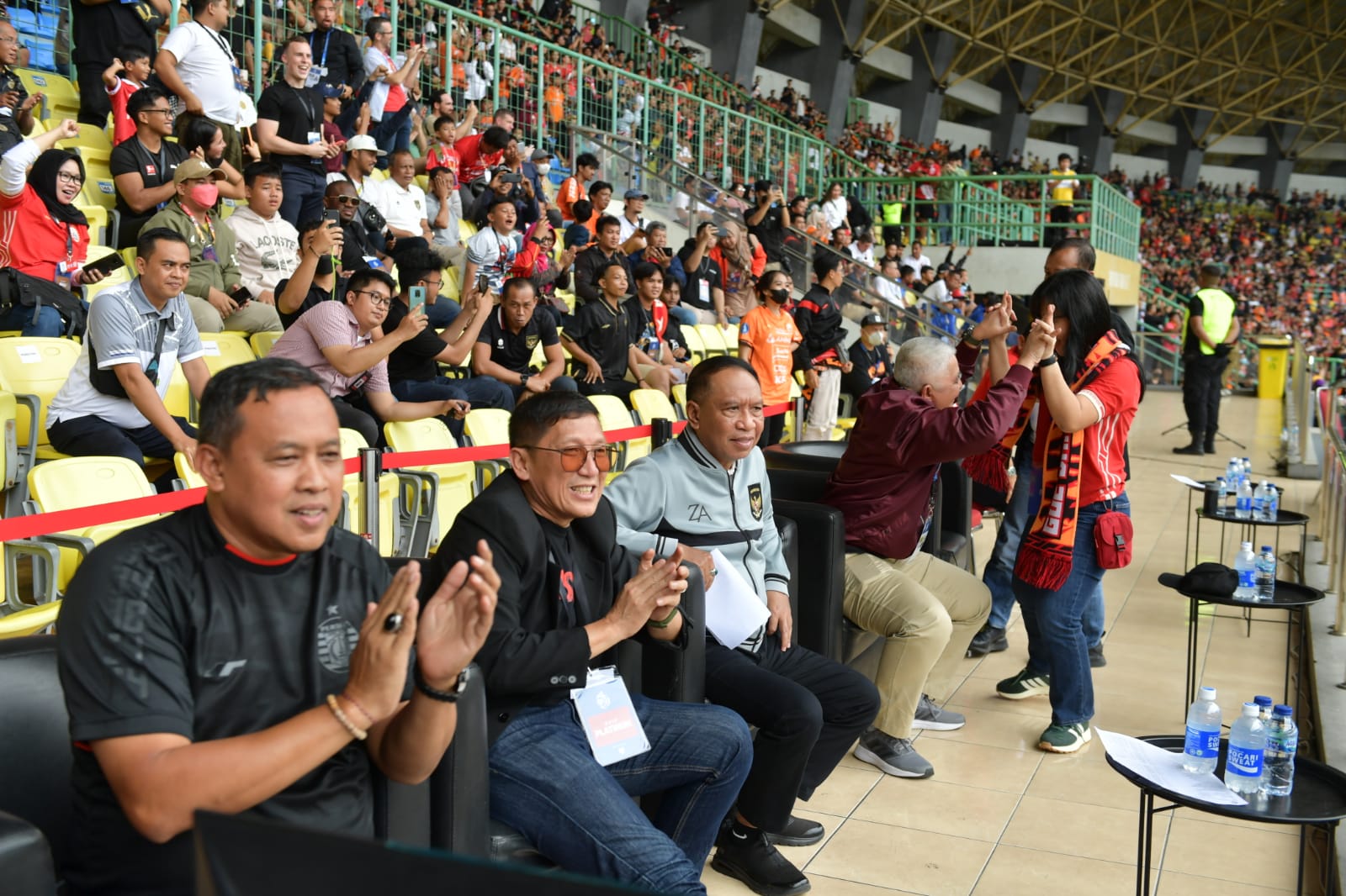 Menpora Amali Saksikan Pertandingan Persija Kontra Arema FC di Stadion Patriot Candrabhaga