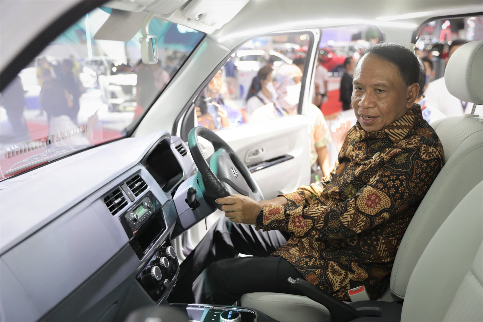 Tinjau IIMS 2023, Menpora Amali Kagum Dengan Mobil Esemka