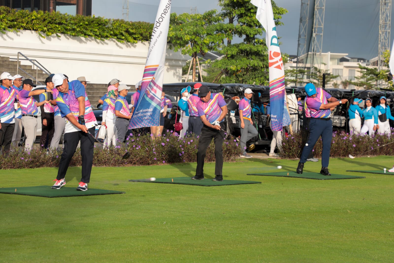 Pukul Bola Asap, Menpora Amali Hadiri Turnamen AMA Executive Golf di Sedayu Indo Golf Jakarta